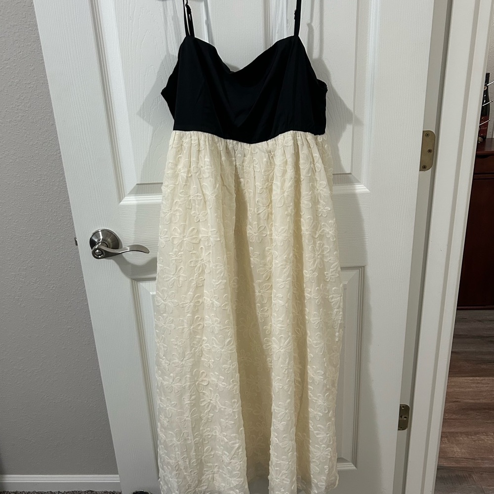 Elegant Black and Cream Maxi Dress